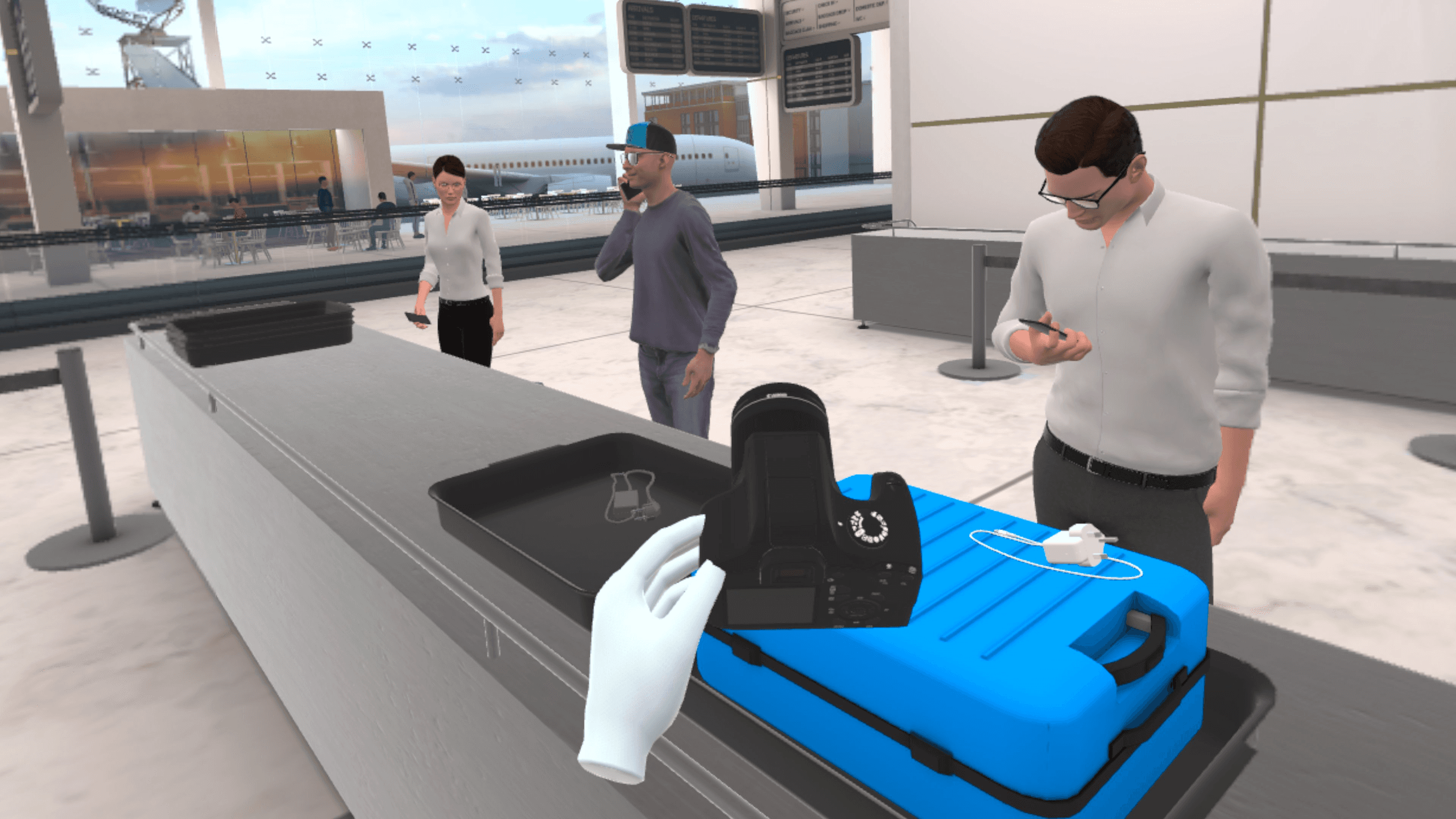 Une main gantée en VR soulève un appareil photo d'un bac de contrôle pour le poser sur une valise bleue sur le tapis.