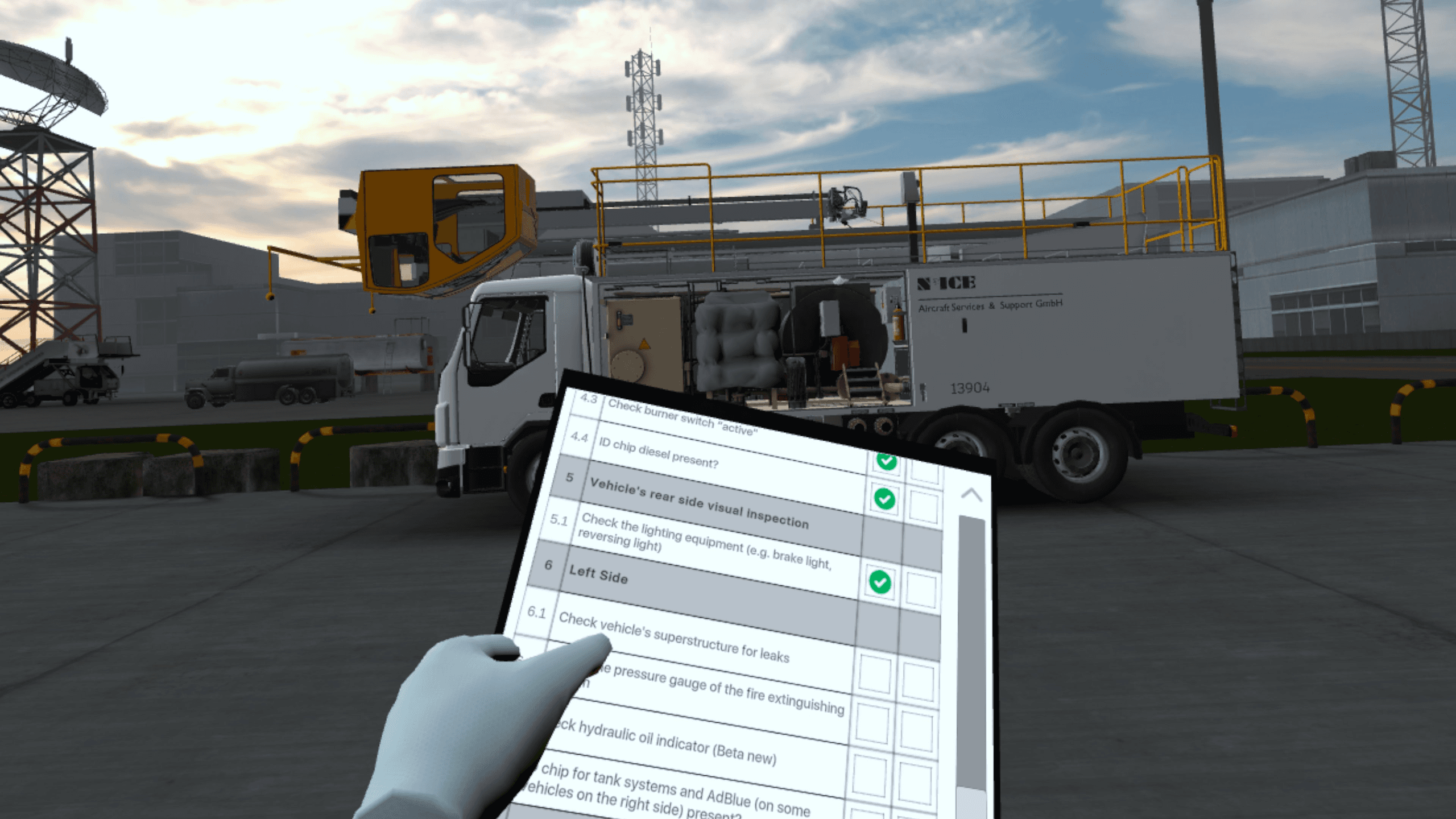 Une main gantée tient une checklist sur tablette devant un camion de dégivrage, sa flèche relevée.