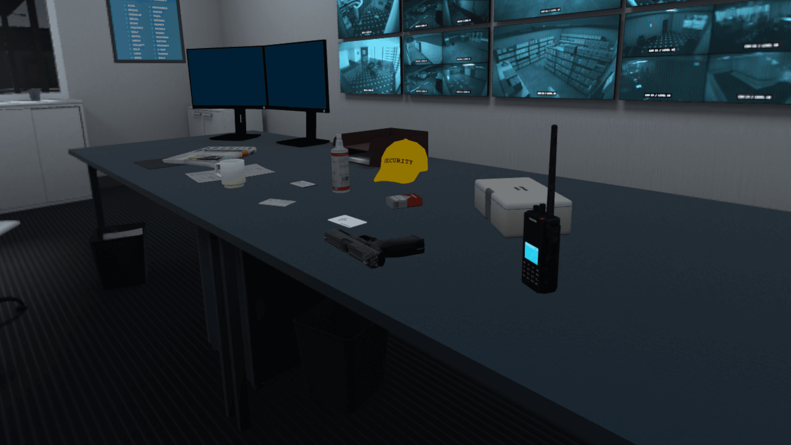 Ein Schreibtisch mit Funkgerät, Notizblock, Sicherheitsmütze, Dienstwaffe und einem Scanner-Gerät, im Hintergrund Kontrollraum-Monitore.
