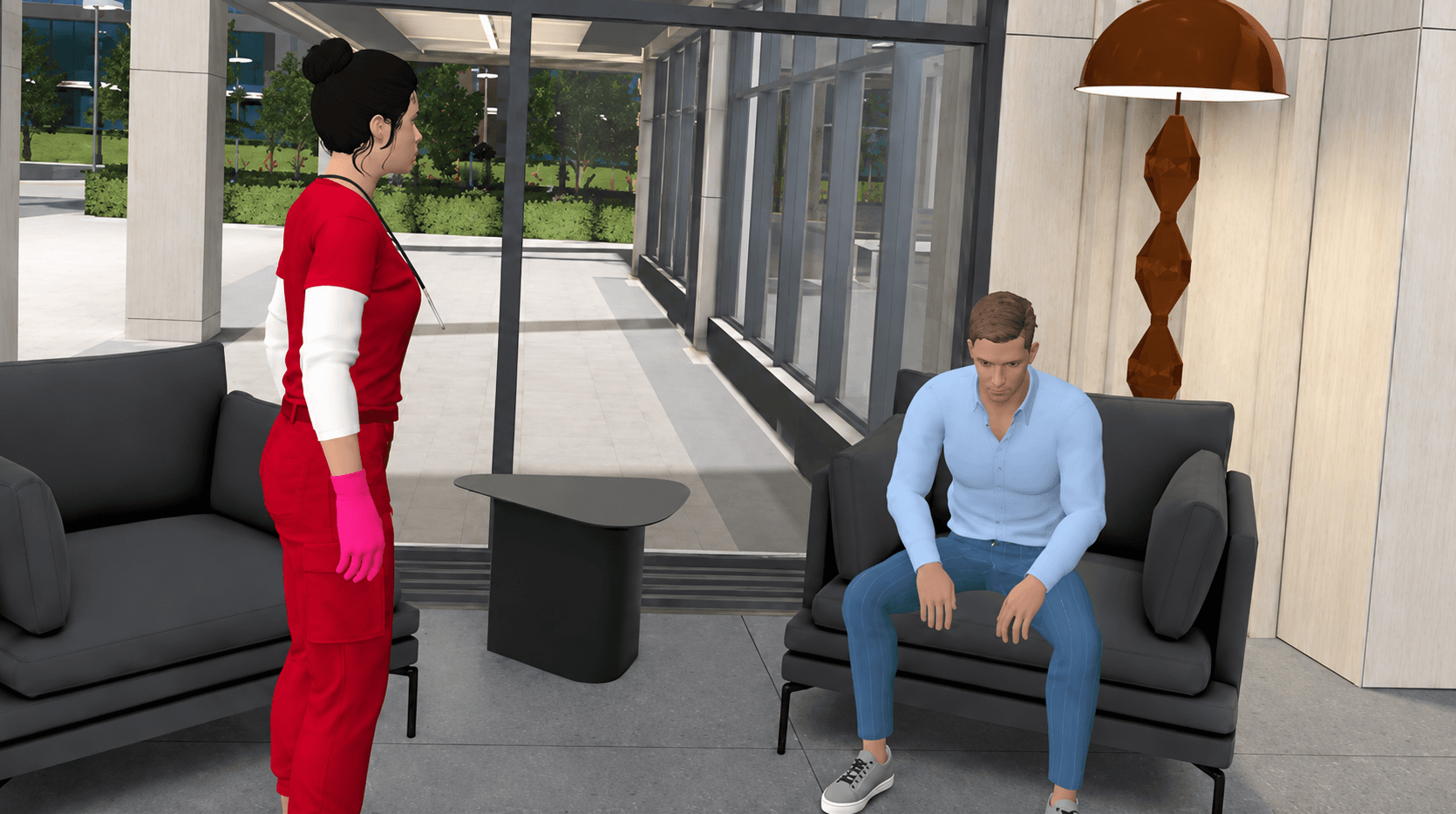 Une employée en blouse rouge et gants roses se tient debout, parlant avec un homme assis sur un canapé de hall d'accueil.