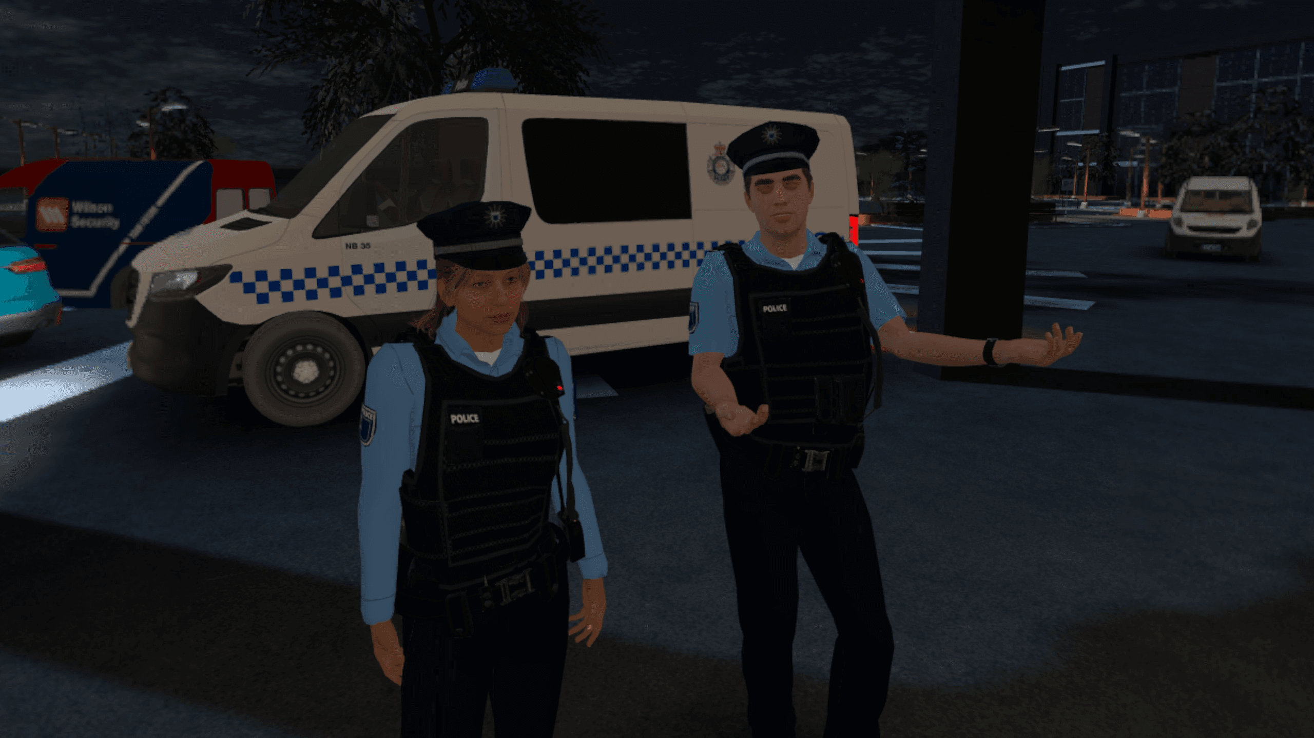 Deux policiers se tiennent près d'un fourgon la nuit, en train de faire le point sur l'intervention.